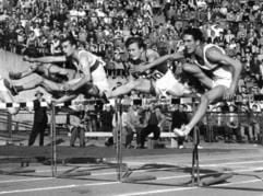 ARCHIV - 110-m-Hürdenlauf beim Länderkampf Deutschland-Finnland im Volksparkstadion in Hamburg: Martin Lauer (r.) siegt in 13,9 Sekunden und stellt damit einen neuen Europarekord auf (Archivfoto vom 22.09.1956). (Foto: dpa)