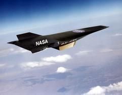 Das unbemannte Flugzeug X-43A der Nasa während eines Testflugs im März 2004. Das Flugzeug der US-Weltraumbehörde hat mit 9,6facher Schallgeschwindigkeit (10 630 Kilometer pro Stunde) einen neuen Geschwindigkeits-Weltrekord aufgestellt. (Foto: dpa)