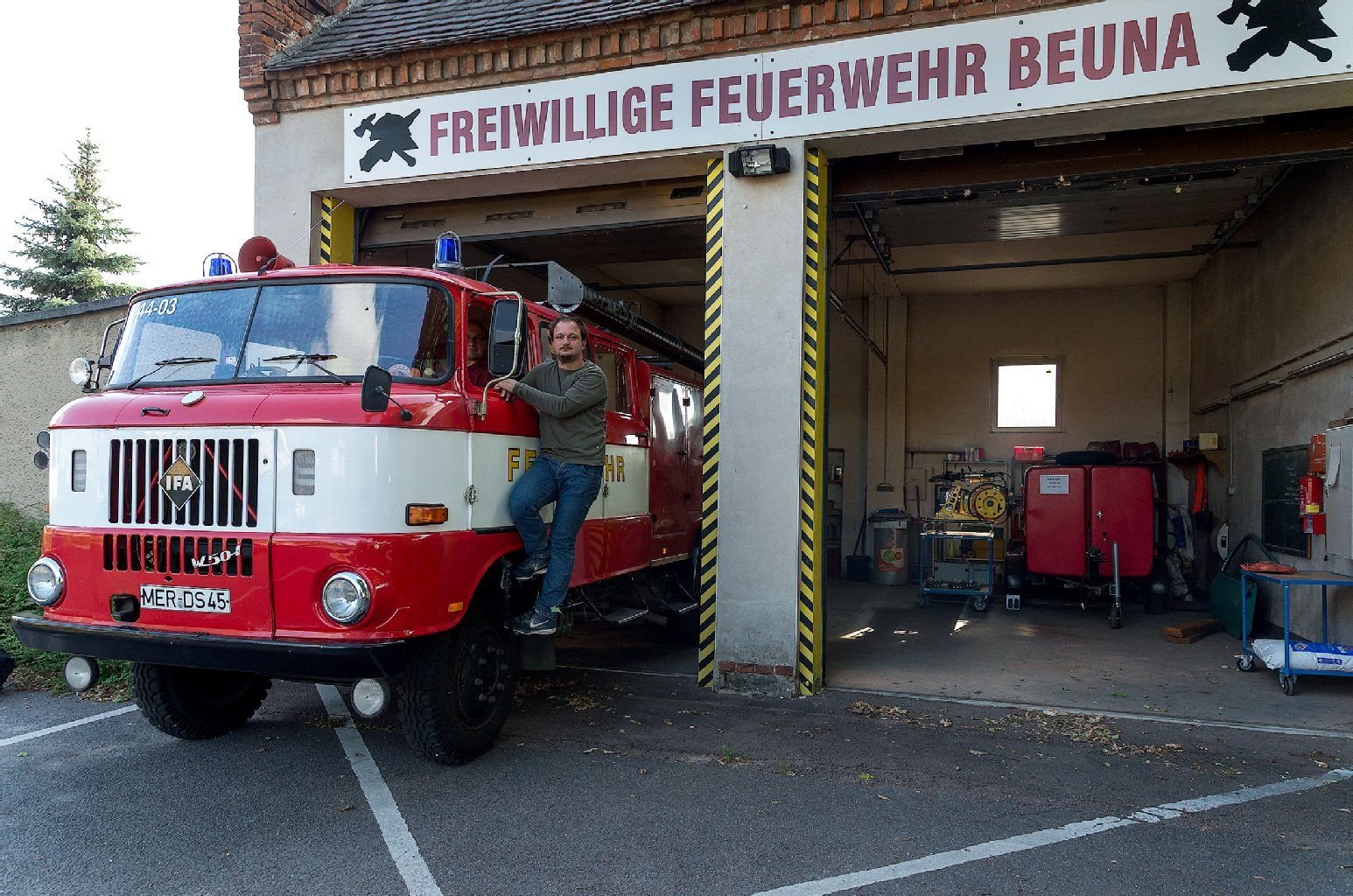 Ortswehrleiter Christoph Wanke und der alte W 50. Der Lkw aus DDR-Produktion genügt nicht den Anforderungen an einen modernen Brandschutz. Damit steht die Sicherheit der Bürger auf dem Spiel. Doch die Stadt Merseburg schiebt das Problem auf die lange Bank.