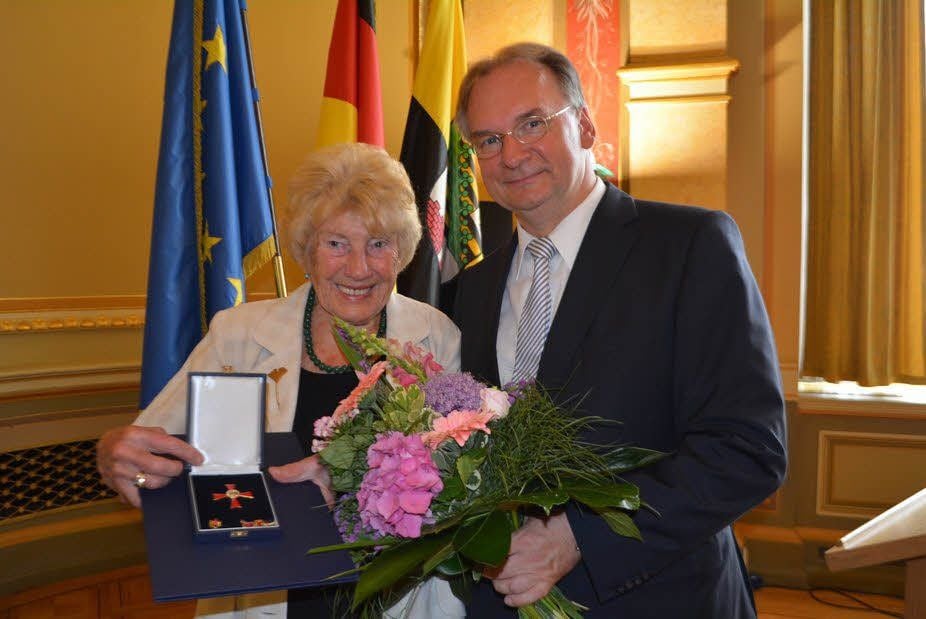 Reiner Haseloff überreicht die hohe Ehrung an Hildegard Ramdohr.