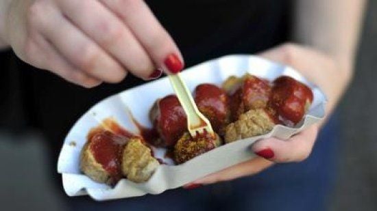 Nach der Wurst kommt die Fresslähmung: Mittags sollte man lieber leichte Gerichte wie Gemüse, Salate und frische Früchte wählen.
