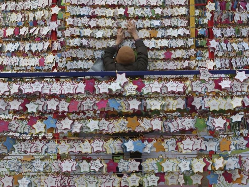 Papierzettel mit Neujahrswünschen außerhalb des buddhistischen Jogyesa-Tempels in Seoul. Foto: Ahn Young-Joon/AP