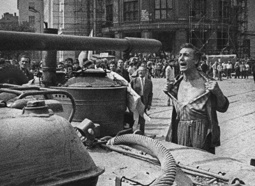 Hilflos protestiert ein Tscheche vor einem Sowjet-Panzer.