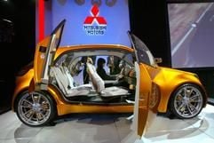 Mitsubishi zeigt am Dienstag (10. Januar 2006) auf der North American International Autoshow (NAIAS) in der amerikanischen Autometropole Detroit ihren Concept Car CT. Der Kleinwagen verfügt über vier Türen, die sich auch nach hinten öffnen. (Foto: dpa)