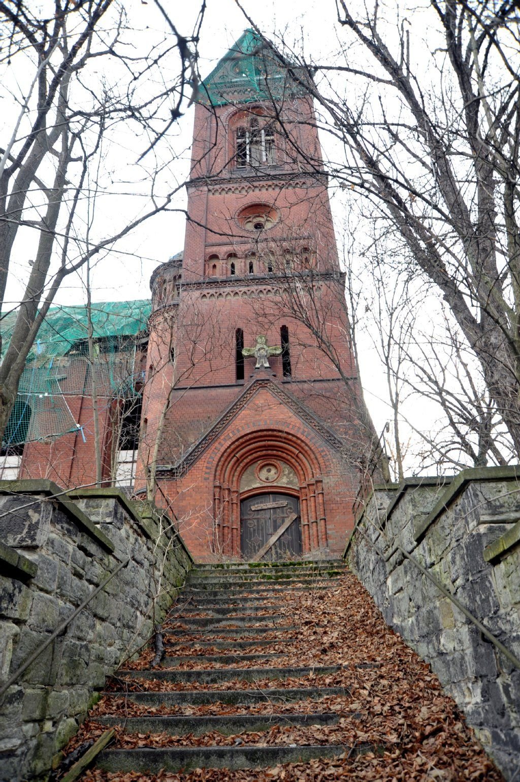 Die rote Waldauer Kirche St. Stephanie in Bernburg bietet 120 Jahre nach ihrer Weihe ein Bild des Jammers. Und Besserung ist nicht in Sicht.