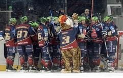 Eishockey Bundesliga, Nürnberg Ice Tigers - DEG Metro Stars am Samstag (07.04.2007) im der Arena Nürnberger Versicherung in Nürnberg (Mittelfranken). Die Nürnberger Spieler umarmen sich nach dem 1:0-Sieg. Der Verein steht somit im Finale. (Foto: dpa)
