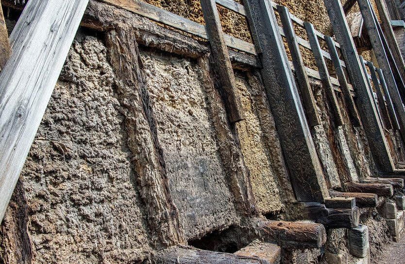 Das Holz des Querstücks ist schon fasrig.
