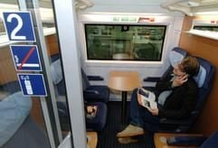Ein Bahnkunde sitzt am Freitag (05.08.2005) im Bahnbetriebswerk in Hamburg in der 2. Klasse im ICE 1-Zug «Nürnberg». Die Bahn möbelt ihre ICE-Hochgeschwindigkeitszüge der ältesten Bauart auf. Die fast 15 Jahre alten Modelle werden dem optischen und technischen Standard der ICE 3-Generation angepasst. (Foto: dpa)