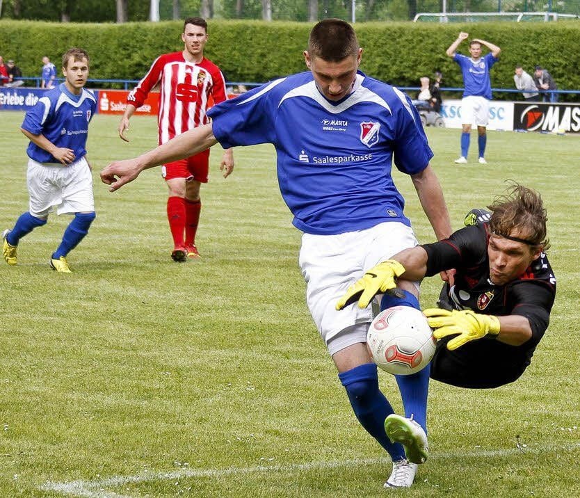 Stendals Hüter Andrè Ronneburg stoppt Christopher Luther.