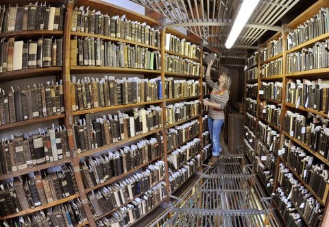 In der Marienbibliothek in Halle/Saale ordnet die Leiterin Anke Fiebiger Gesangbücher in die Regale der «Berliner Gesangbuchsammlung» ein. (FOTO: DPA)