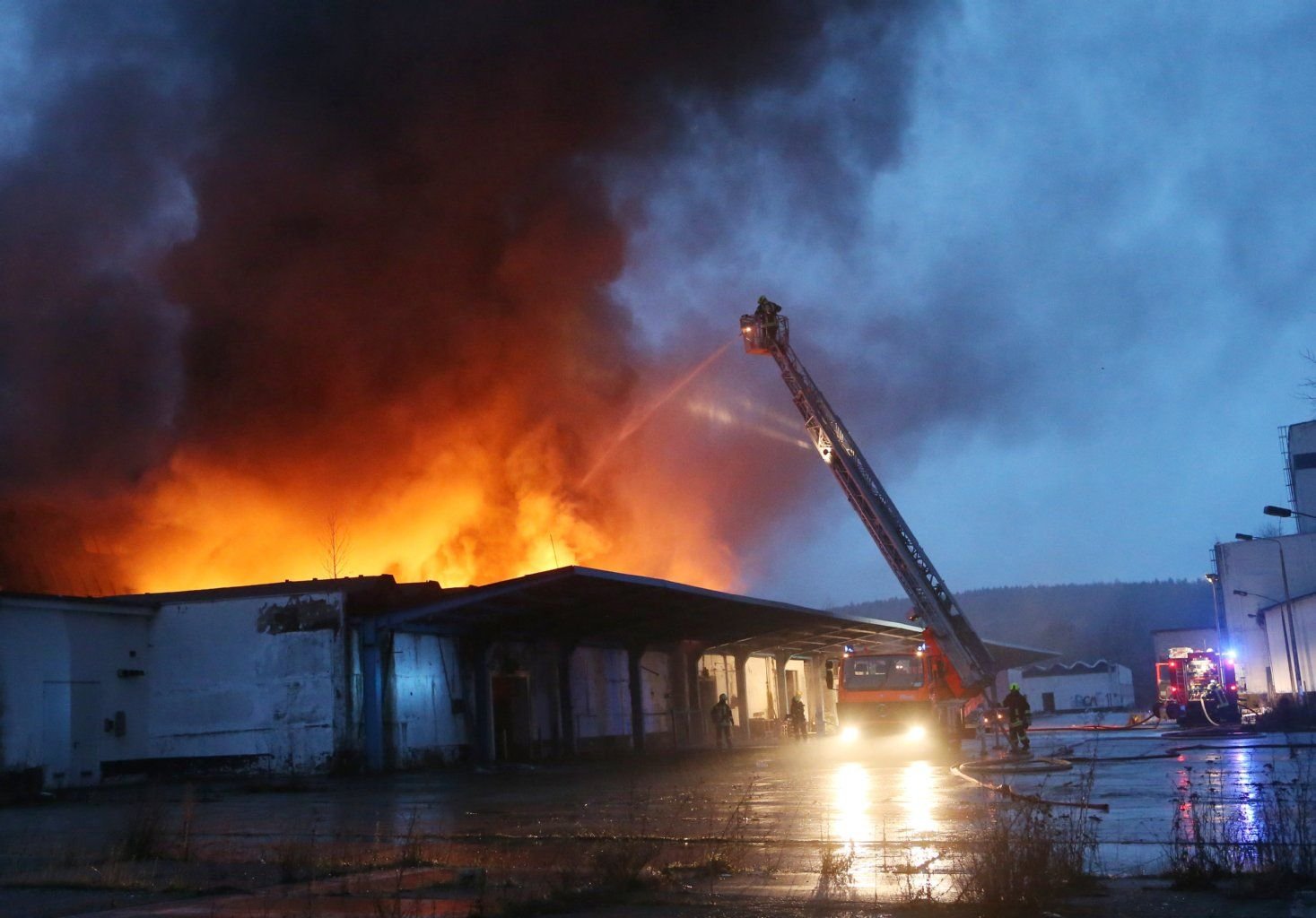 Feuerwehrleute bekämpfen an Silvester Flammen in einer Halle des ehemaligen Milchhofes in Gera (Thüringen).