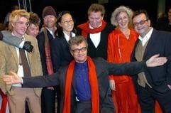 Regisseur Wim Wenders (M.) und Cutter Moritz Laube (v.l.), Thomas Hanreich (Orginal-Filmmusik), Kameramann Franz Lustig, Produzentin In-Ah Lee, Produzent Peter Schwartzkopff, Eva Hubert von der Hamburger Filmförderung und der Chef des Hamburger Filmfestes, Albert Wiederspiel (Foto: dpa)