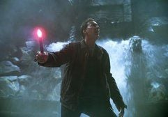 Benjamin Franklin Gates (Nicolas Cage) steht mit einer rot leuchtenden Bengalfackel in einem Raum, in den in Fontänen Wasser einbricht. Der Film «Das Vermächtnis des geheimen Buches» erzählt die Geschichte von Benjamin Franklin Gates, der erfährt, dass sein eigener Urahne am Anschlag auf Abraham Lincoln beteiligt war. (Foto: dpa)