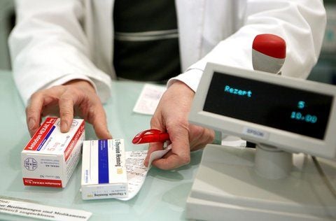 Eine schlau gepackte Reiseapotheke kann einem Urlauber im Extremfall das Leben retten. (FOTO: DPA)