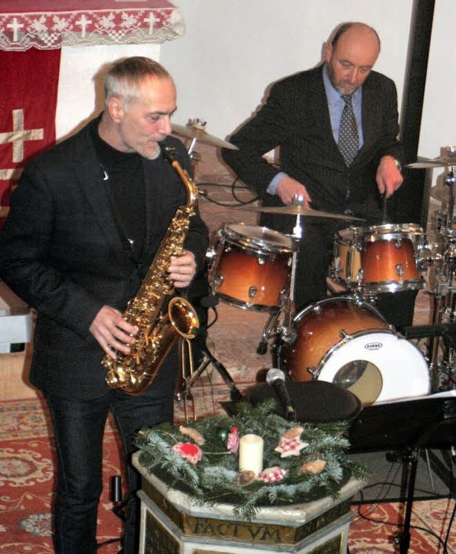 Saxofonist Matthias Wacker und Schlagzeuger Christoph Meister - den Titel „Jingle Bells“ bestritten sie über weite Teile im Duett und bestätigten einmal mehr das Gespür von „Wacker and Friends“ für ungewöhnliche, aber wirkungsvolle Arrangements.