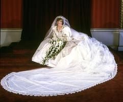 Prinzessin Diana posiert in ihrem Hochzeitskleid (Archivfoto von 1981). Am 31.08.2007 jährt sich zum zehnten Mal der Todestag von Prinzessin Diana, die bei einem Autounfall in Paris ums Leben kam. Die spätere Prinzessin von Wales wird am 01.07.1961 als Lady Diana Frances Spencer auf dem königlichen Gut Sandringham geboren. Am 29.07.1981 heiratete sie den englischen Thronfolger Prinz Charles. (Foto: dpa)