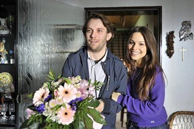 Sara (Mina Tander) stellt im Kinofilm «Maria, ihm schmeckt's nicht!» ihren Freund Jan (Christian Ulmen) zu Hause bei ihren Eltern vor. Jan liebt Sara, und er will sie ganz unspektulär heiraten. Die süditalienische Verwandtschaft seiner Braut ist da aber ganz anderer Meinung: Saras Vater besteht auf ein Riesenfamilienfest in Süditalien.