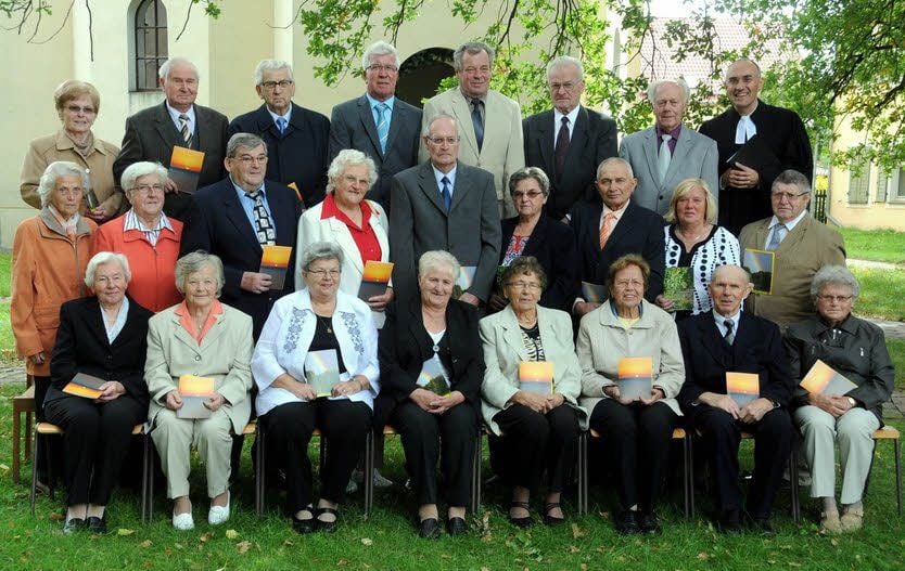 Gruppenfoto der Konfirmanden mit Pfarrer Thomas Meinhof.
