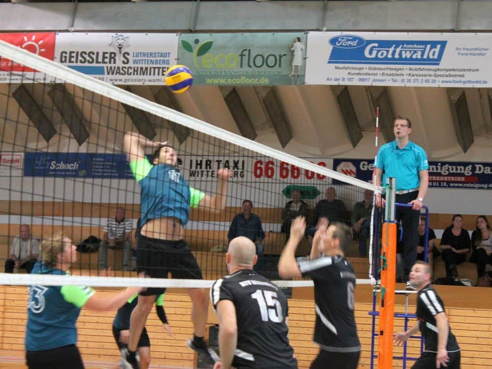 Mit den Angreifern des CV Mitteldeutschland II hatten die Regionalliga-Volleyballer des MTV Wittenberg vor allem im ersten und dritten Satz ihre Probleme. Am Ende gewannen die Jonas-Schützlinge jedoch 3:2.