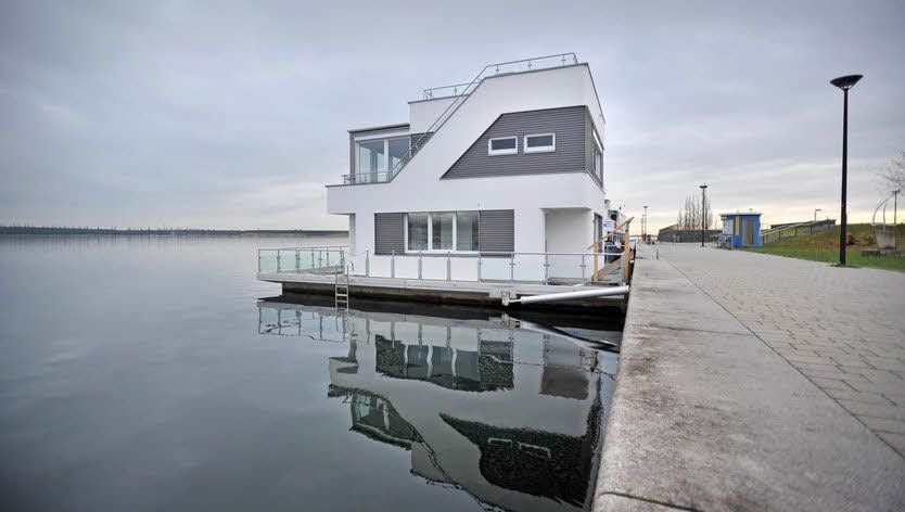 An der Marina am Bernsteinsee liegt das schwimmende Musterhaus. Es hat ein Gesamtgewicht von 140 Tonnen.
