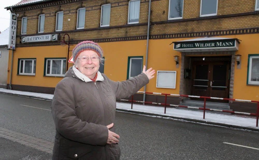 Bürgermeisterin Marlies Schneeberg vor der seit Jahren geschlossenen Gaststätte.