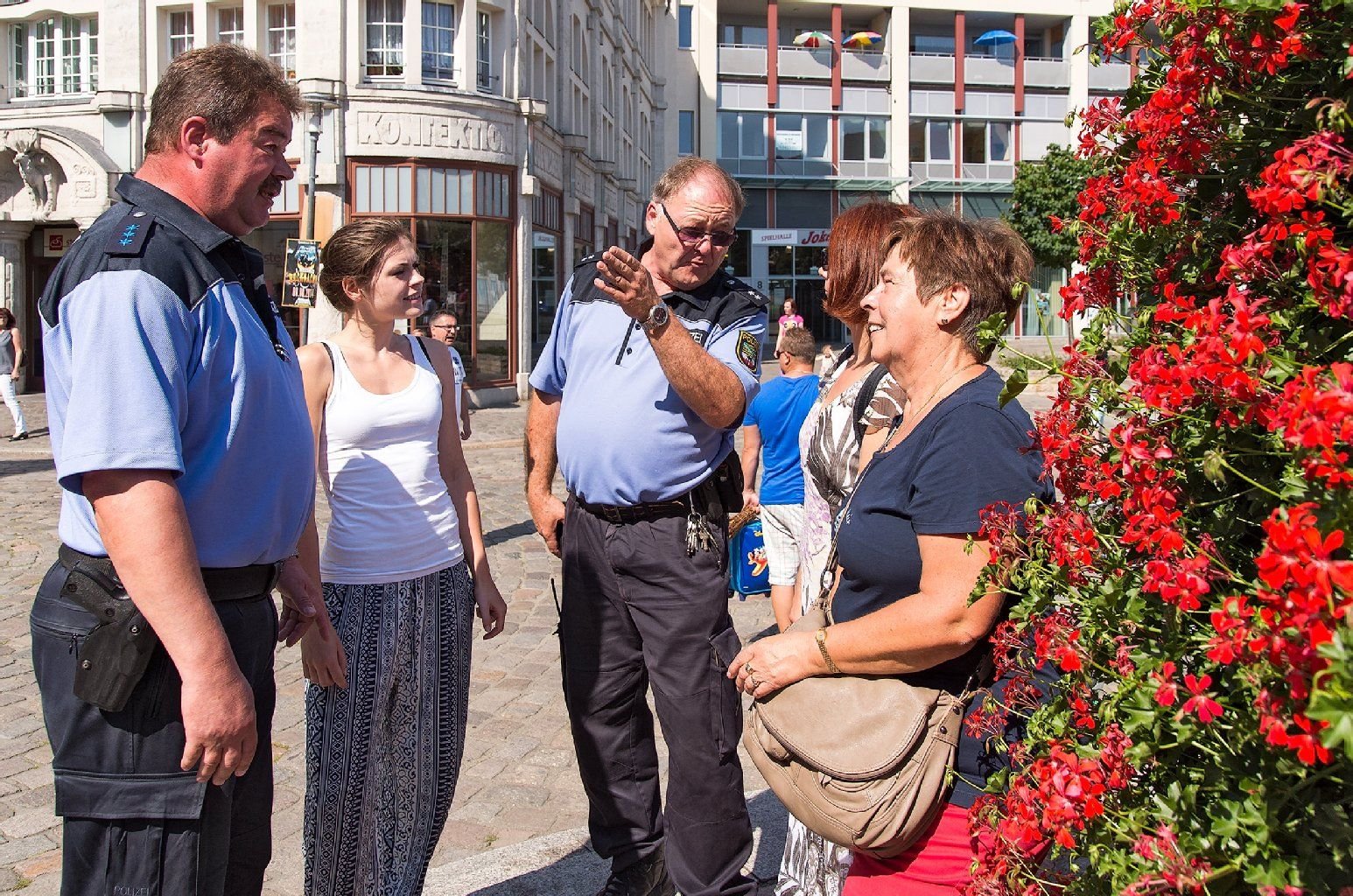 Steffen Brückner (links) und Lothar Eckert sind wie hier am Entenplan als Regionalbereichsbeamte im Einsatz, um sich auf der Straße und als feste Ansprechpartner um die Sorgen der Einwohner zu kümmern.