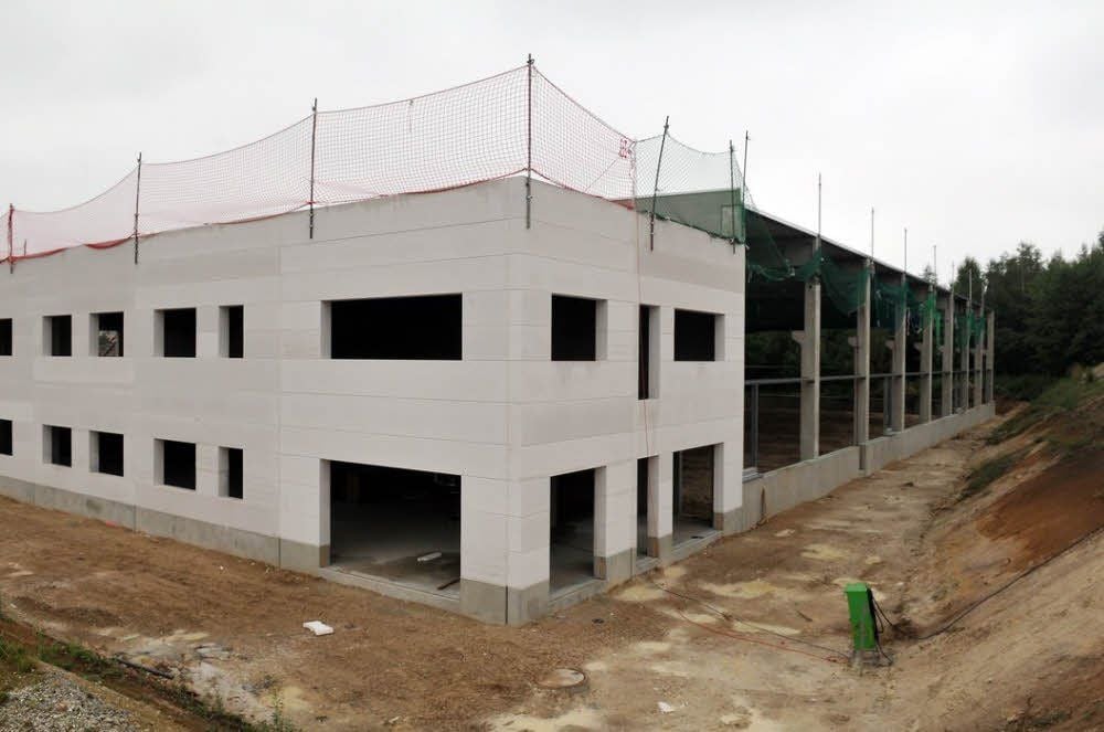 Der Rohbau der neuen Halle, für die der Hochbau im Juni begann, steht bereits.