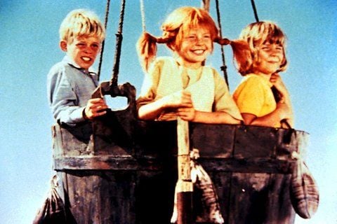 Tommi (Paer Sundberg) und Annika (Maria Persson, r.) sitzen mit ihrer Freundin Pippi Langstrumpf (Inger Nilsson, M.) im Ballon. (FOTO: DAPD)