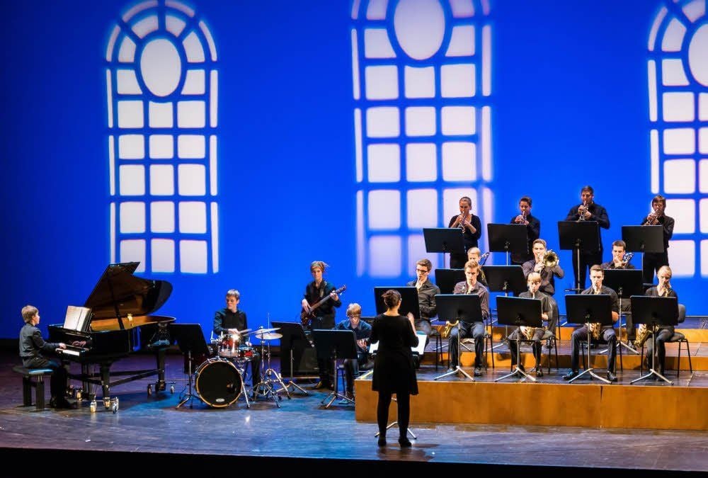 Die neue Big-Band bei ihrem ersten großen Auftritt zum Weihnachtlichen Konzert 2014 der Musikschule im Anhaltischen Theater.