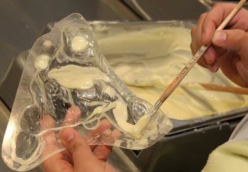 Kollegin Johanna Schulz „schminkt“ den nächsten Osterhasen mit weißer Schokolade.
