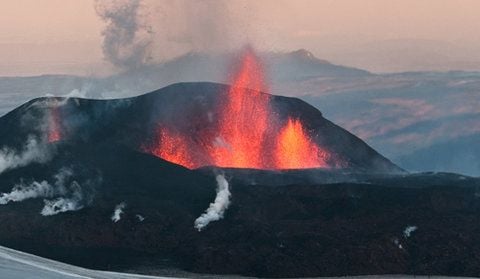 Beim Anblick eines Vulkans vergessen viele Touristen, dass das Naturschauspiel auch lebensbedrohlich sein kann. (FOTO: DAVID KARNA/WIKIMEDIA)