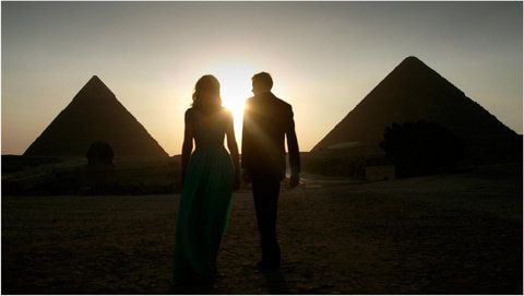 Patricia Clarkson als Modejournalistin Juliette Grant und Alexander Siddig als Tareq Khalifa in einer Szene des Kinosfilms «Cairo Times». In «Cairo Time» wird die Geschichte einer unverhofften Liebe zwischen zwei Menschen, die keine 20 mehr sind. (FOTO: ALAMODE FILM/DPA)