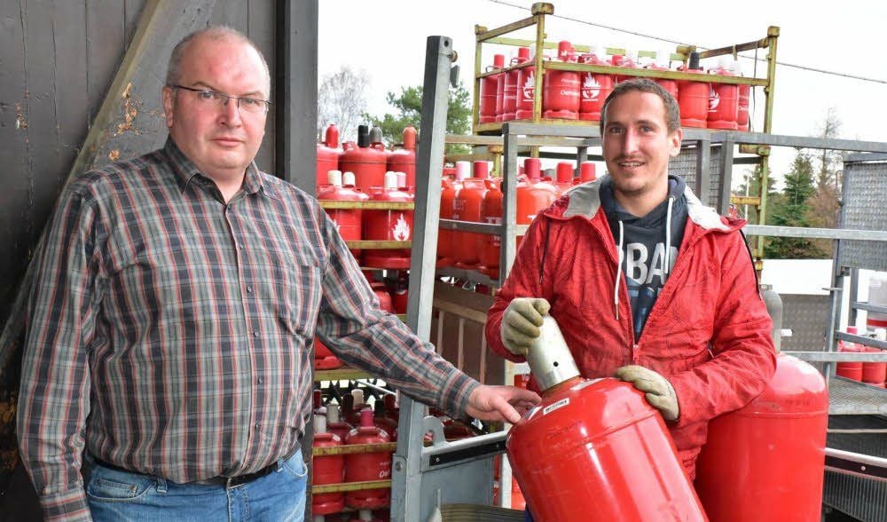 Ronny Rausche (rechts) hat nach drei Jahren wieder einen festen Job. Firmenchef Jörg Oehmichen ist ebenfalls zufrieden.