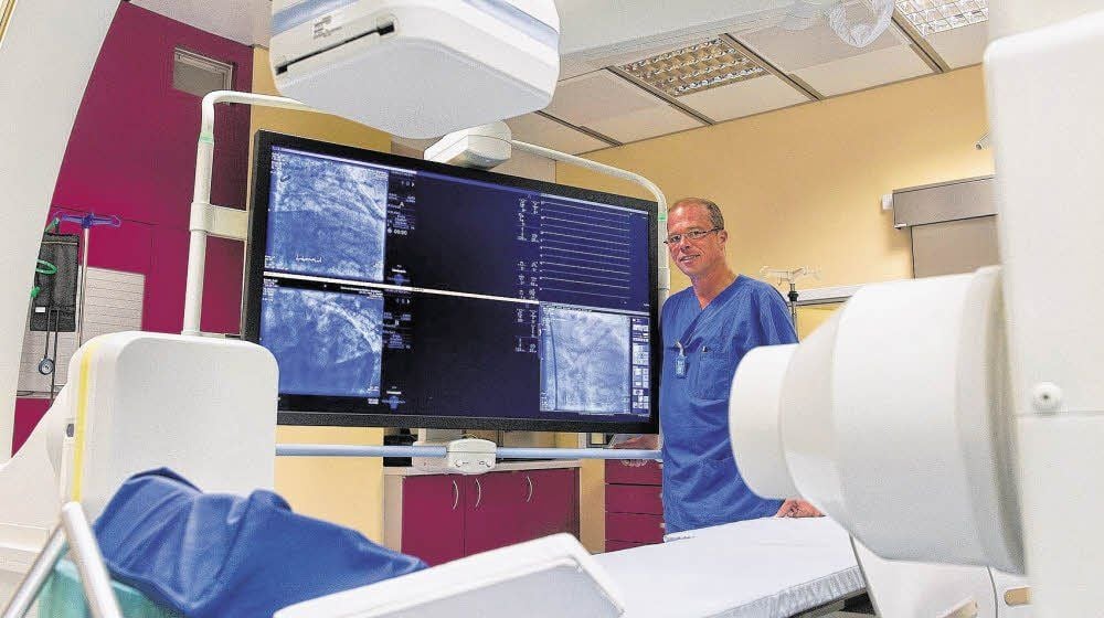 Hochmodern: Oberarzt Dr. Axel Schulz im Herzkatheterlabor des Carl-von-Basedow-Klinikums in Merseburg.