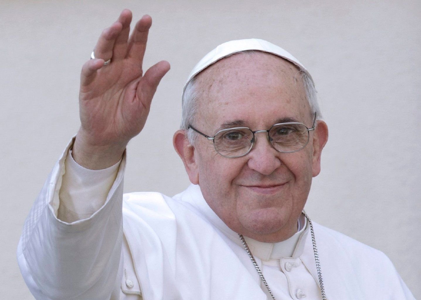 Papst Franziskus winkt am 24.03.2013 auf dem Petersplatz (Vatikan) den Gläubigen nach der heiligen Messe am Palmsonntag zu.