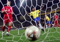 Ronaldo (2. v.l.) unmittelbar nach seinem Treffer