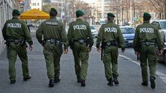 Polizeibeamte patroullieren in Leipzig in breiter Front durch die Innenstadt und vor der Discothek «Schauhaus» (links). In der Sachsenmetropole wurden 1500 Polizisten zusammengezogen. (Foto: dpa)