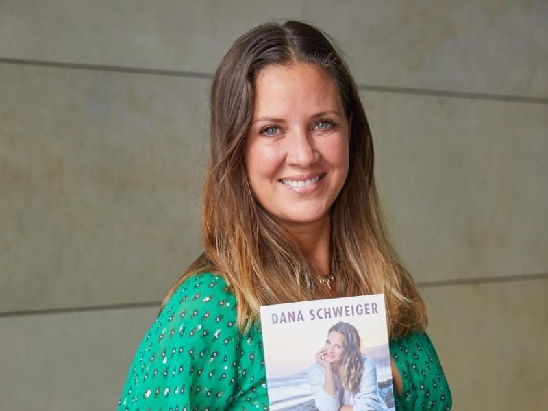 „Im Herzen barfuß”: Dana Schweiger hat ihre Autobiografie geschrieben. Foto: Georg Wendt/dpa