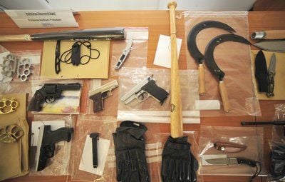 Beschlagnahmte Pistolen, Schlagringe, Sicheln, Quarzhandschuhe, Baseballschläger und Messer (FOTO: DPA)