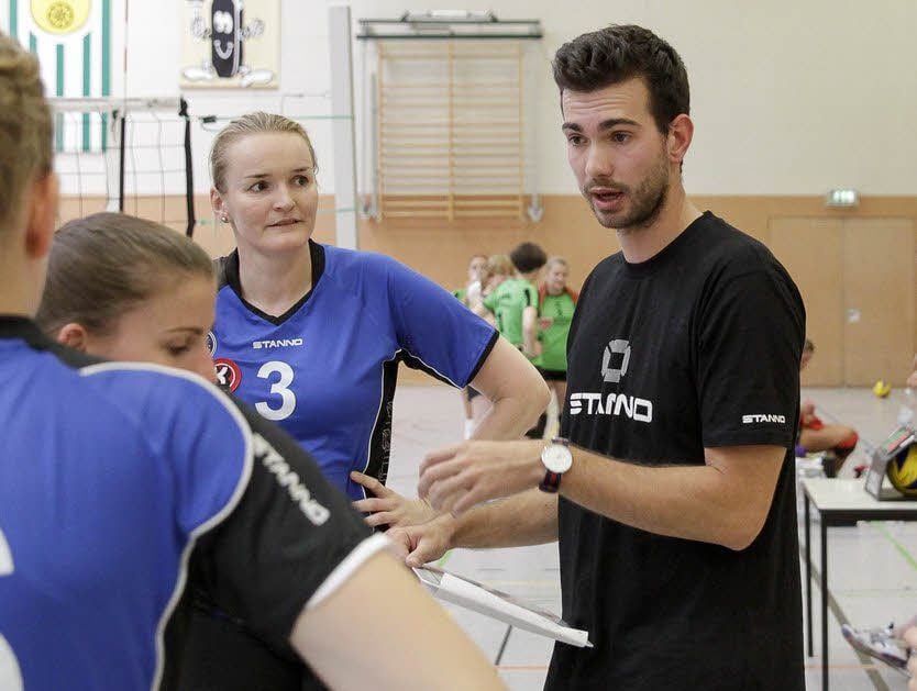 Trainer zweier Mannschaften: Ex-CVM-Profi Florian Völker als Trainer der Köpenicker Zweitliga-Damen, im Hintergrund der SV Braunsbedra.