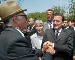 Bundeskanzler Gerhard Schröder begrüßt am Donnerstag (12. August 2004) im rumänischen Ceanu Mare einen älteren Bewohner des Dorfes. Der deutsche Regierungschef hält sich zu einem zweitägigen Besuch in Rumänien auf und reist am Freitag weiter nach Bulgarien. (Foto: dpa)