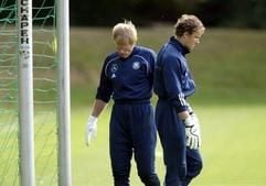 Oliver Kahn (l) und Jens Lehmann bei einem Training im August 2003. (Foto: dpa)