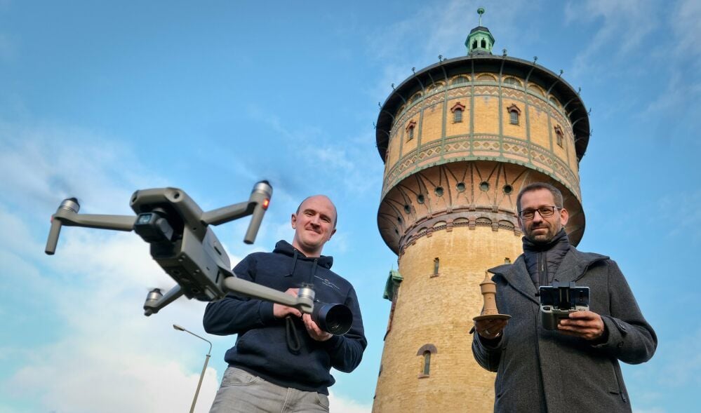 Alexander Schieberle (l.) und Kai Schmidt sind oft mit Kamera und Drohne in der Stadt unterwegs - wie hier am Wasserturm Nord.