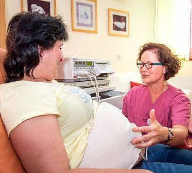 Hebamme Gabriele Klimen (r.) vom Elbe-Elster Klinikum untersucht die werdende Mutti Yvonne Engel.