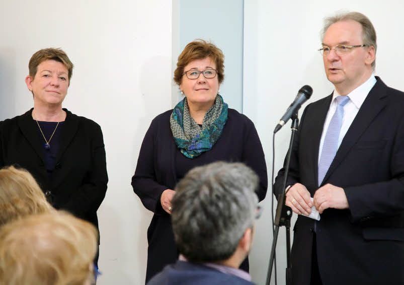 Haben Probleme, alle Posten zu besetzen: Die Vize-Regierungschefinnen Claudia Dalbert (Grüne, links) und Petra Grimm-Benne (SPD, Mitte) mit Regierungschef Reiner Haseloff (CDU).