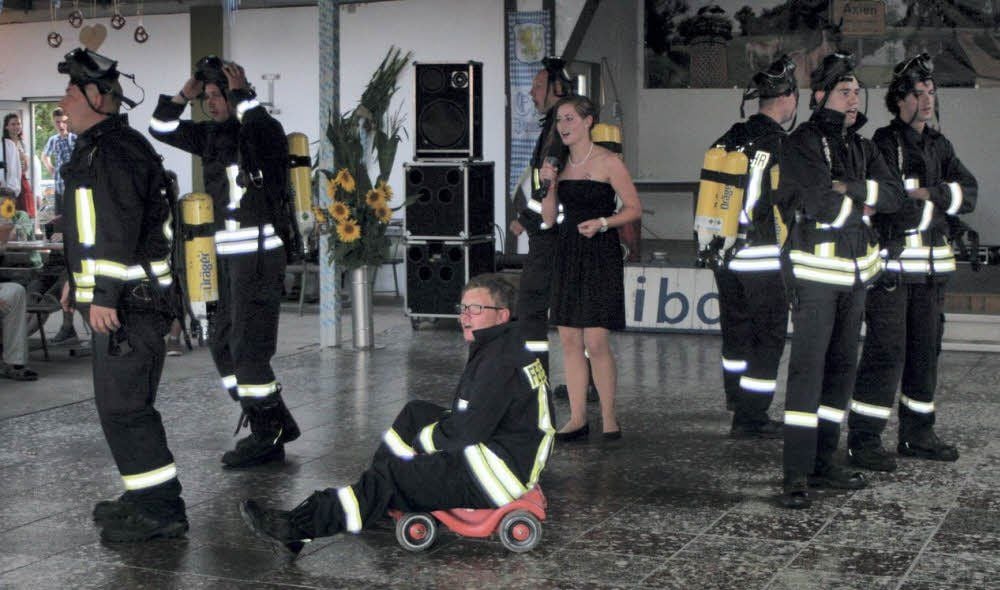 Axiens Jugendfeuerwehr unter „Atemschutz“ und Sängerin Belinda Walder als Helene Fischer