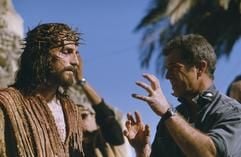 Der Schauspieler James Caviezel (l) unterhält sich während der Dreharbeiten zu dem Film "Die Passion Christi" mit Regisseur Mel Gibson. In dem kontroversen Skandalfilm um die letzen 12 Stunden im Leben von Jesus Christus geht es brutal zu. Für das Publikum sichtbar wird Jesus gequält, gekreuzigt und gegeißelt. Der vorgezogene Start des Films ist der 18.03.2004. (Foto: dpa)