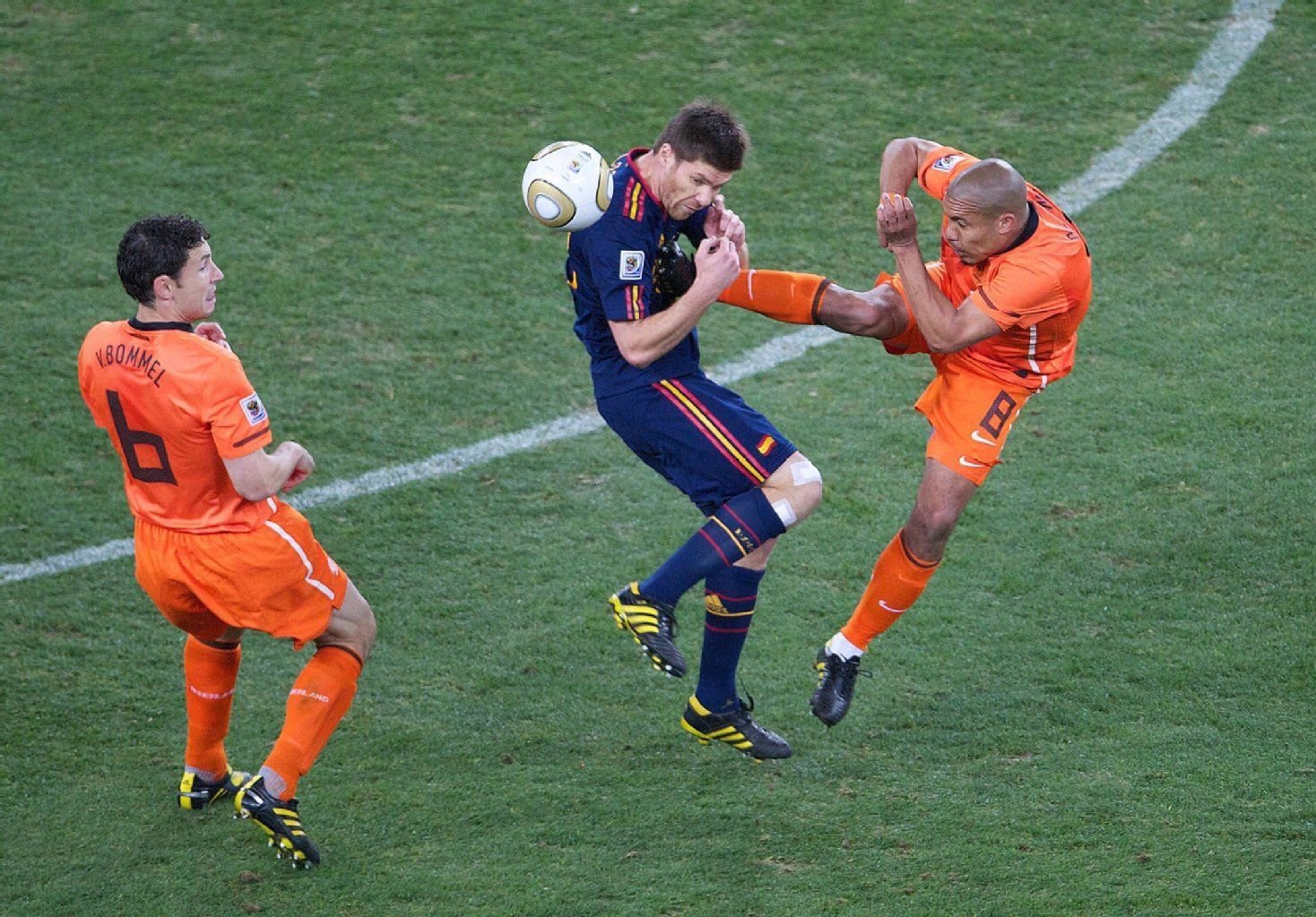Die Kung-Fu-Einlage von Nigel de Jong (r.) gegen Xabi Alonso im WM-Finale 2010 wurde nur mit Gelb bestraft.