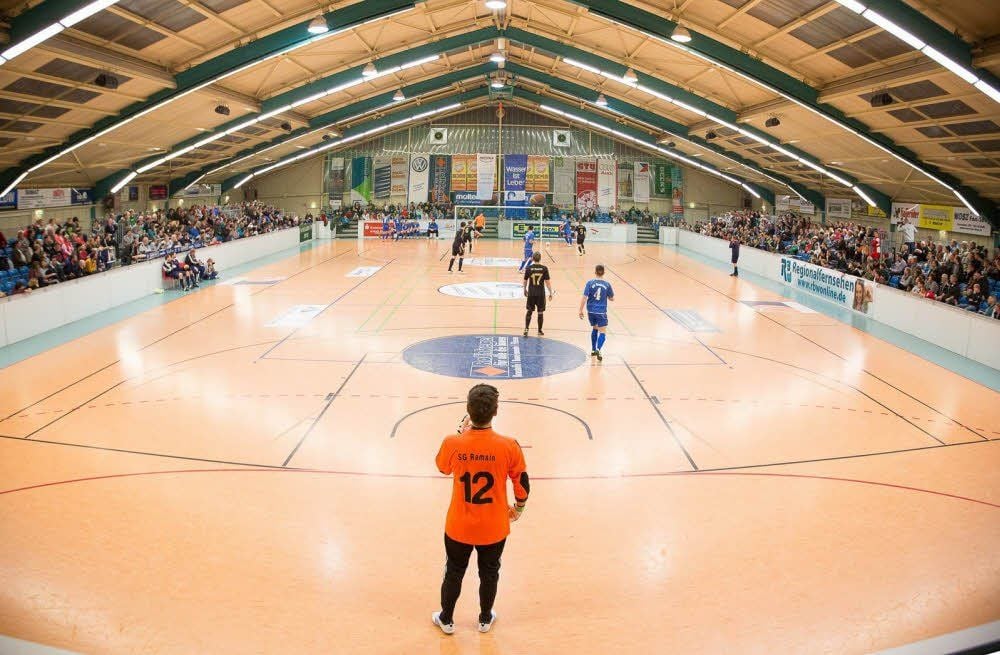 In der Sandersdorfer Ballsporthalle waren am Montagabend nur wenige freie Plätze auf den Tribünen zu sehen.
