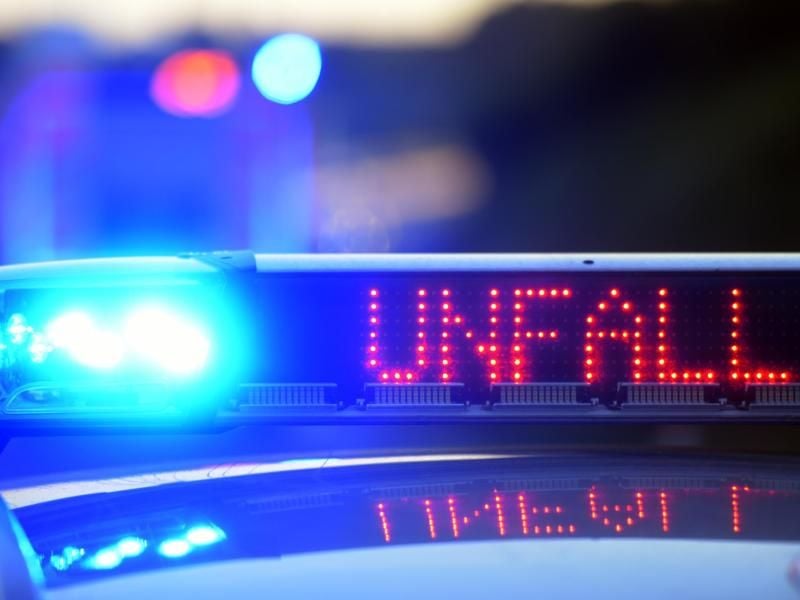 Auf einem Polizeifahrzeug warnt eine Leuchtschrift vor einer Unfallstelle. Foto: Stefan Puchner/dpa/Symbolbild